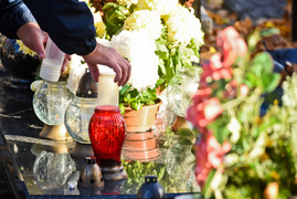 \"A dziś można już wejść na cmentarz?\"