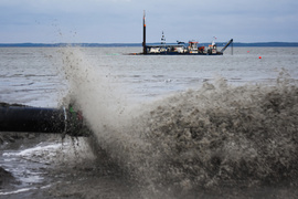 Poszerzają plażę w Kadynach