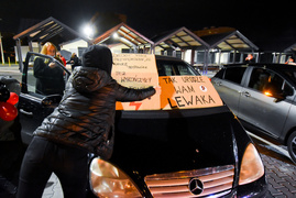 Protestujący: PiS jak kot