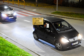 Protestujący: PiS jak kot