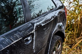 Kobieta kierująca audi uderzyła w drzewo