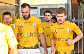 Punkty są żółto-biało-niebieskie