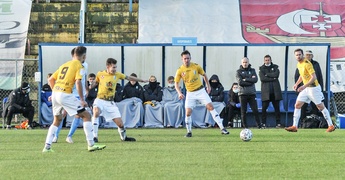 Punkty są żółto-biało-niebieskie