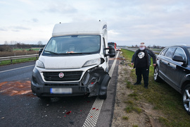 Uciekał przed policją, zniszczył cztery auta i radiowóz na S7