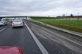 Uciekał przed policją, zniszczył cztery auta i radiowóz na S7