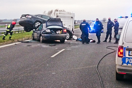 Uciekał przed policją, zniszczył cztery auta i radiowóz na S7