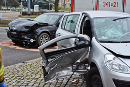 Zderzenie renault z bmw pod szkołą muzyczną (aktualizacja)