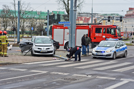 Zderzenie renault z bmw pod szkołą muzyczną (aktualizacja)