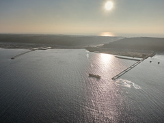 Montują most nad przekopem Mierzei i budują wyspę Montują most nad przekopem Mierzei i budują wyspę