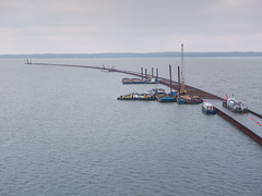 Montują most nad przekopem Mierzei i budują wyspę Montują most nad przekopem Mierzei i budują wyspę