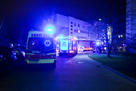 Pożar w bloku przy ul. Fromborskiej, dwie osoby w szpitalu