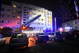 Pożar w bloku przy ul. Fromborskiej, dwie osoby w szpitalu