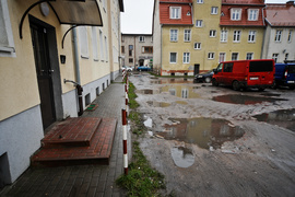 Dziury, wyrwy i zepsute samochody