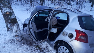 Toyotą uderzył w drzewo