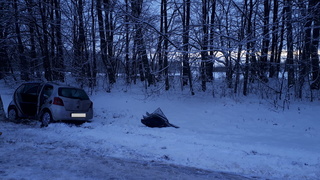 Toyotą uderzył w drzewo Toyotą uderzył w drzewo