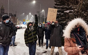 „Nie przyjmuję mandatu”. Zimowy spacer Elbląskiego Strajku Kobiet