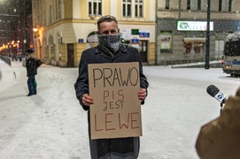 „Nie przyjmuję mandatu”. Zimowy spacer Elbląskiego Strajku Kobiet