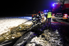 Vw polo dachował do rowu z wodą, zginęła 22-latka  (aktualizacja) 