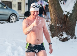Pływali w lodowatej rzece