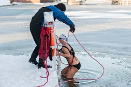 Pływali w lodowatej rzece