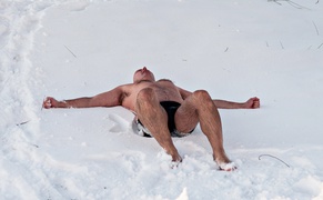 Pływali w lodowatej rzece