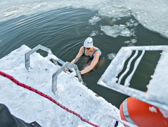 Pływali w lodowatej rzece