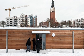 Pływali w lodowatej rzece