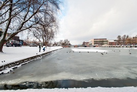 Pływali w lodowatej rzece