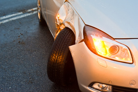 Toyota i jeep w rowie