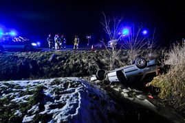 Wyprzedzał pijany i bez pasów, wylądował w rowie na dachu