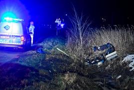 Wyprzedzał pijany i bez pasów, wylądował w rowie na dachu
