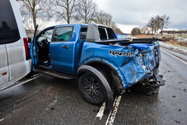 W Komorowie Żuławskim zderzyły się SUV, pickup i bus