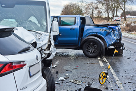 W Komorowie Żuławskim zderzyły się SUV, pickup i bus