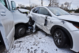 W Komorowie Żuławskim zderzyły się SUV, pickup i bus