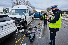 W Komorowie Żuławskim zderzyły się SUV, pickup i bus