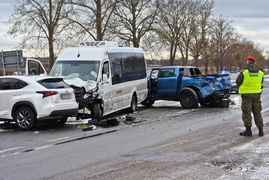W Komorowie Żuławskim zderzyły się SUV, pickup i bus