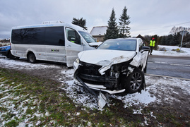 W Komorowie Żuławskim zderzyły się SUV, pickup i bus